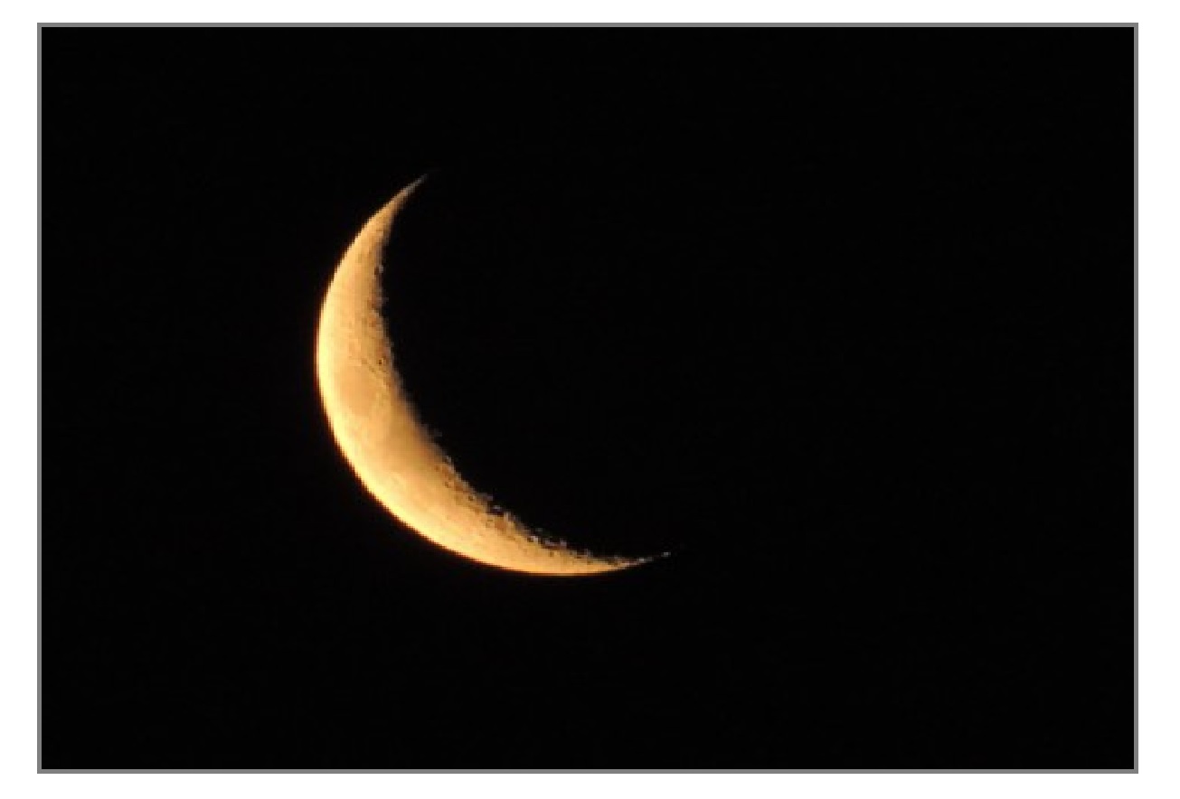 Молодая луна в марте. Луна месяц. Молодая Луна. Месяц картика. Месяц на черном фоне.